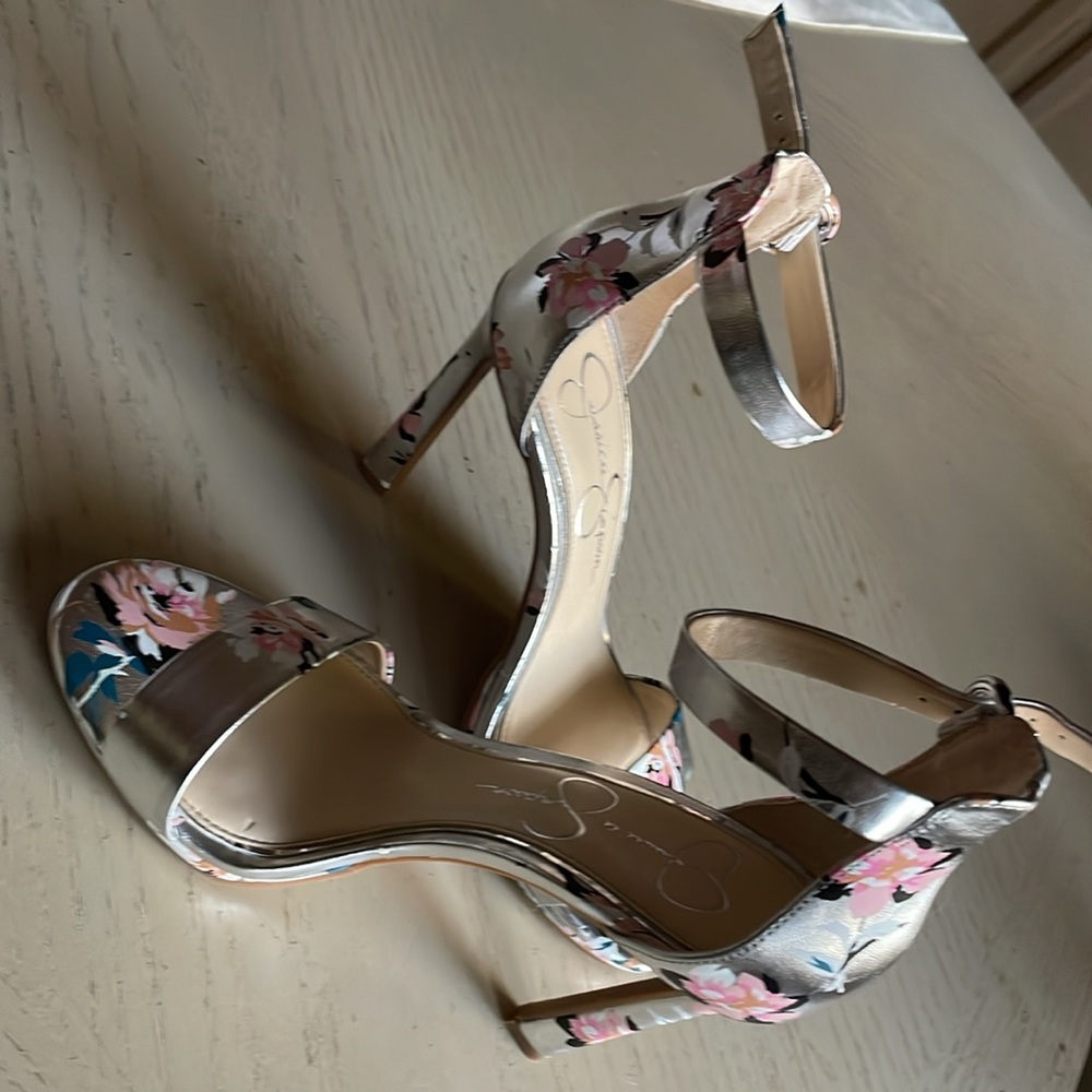 Beautiful Jeasica Simpson Silver Sandals 🩶 - Picture 2 of 3